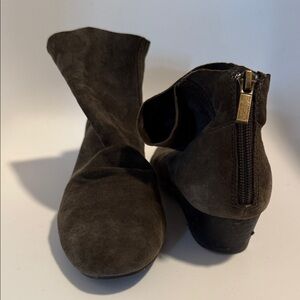 Adam Tucker Montana dark gray suede leather ankle boots low heel back zipper 7.5